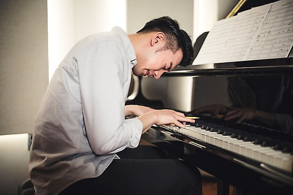 포토 JPG 남자 악기 음악 연주 실내 고개숙이기 한명 앉기 상반신 20대 성인 옆모습 눈감음 한국인 건반 그랜드피아노 작곡 작곡가 청년남자한명만 성인남자한명만 국내포토 1 뷰포인트 모션 문화예술 숙이기 사람 동양인 청년 내부 음악가 피아노 남자한명만 성인남자만 청년남자만 파일형식