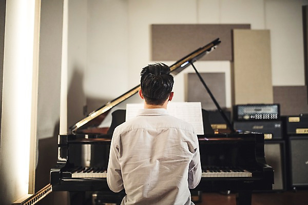 포토 JPG 남자 악기 음악 연주 실내 한명 앉기 상반신 20대 성인 뒷모습 한국인 건반 악보 그랜드피아노 작곡 작곡가 국내포토 1 뷰포인트 모션 문화예술 사람 동양인 청년 내부 음악가 피아노 파일형식