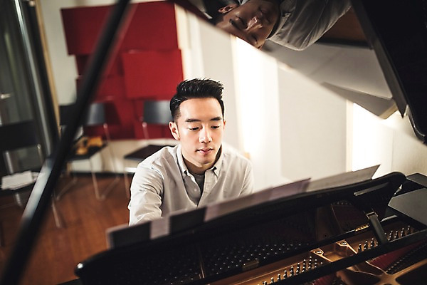 포토 JPG 남자 악기 음악 연주 실내 한명 앉기 상반신 20대 성인 앞모습 한국인 건반 악보 그랜드피아노 작곡 작곡가 청년남자한명만 성인남자한명만 국내포토 1 뷰포인트 모션 문화예술 사람 동양인 청년 내부 음악가 피아노 남자한명만 성인남자만 청년남자만 파일형식