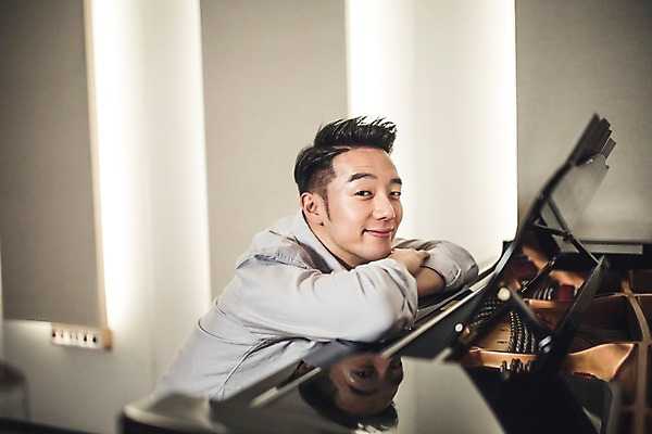 포토 JPG 남자 악기 음악 엎드리기 실내 한명 미소 앉기 상반신 20대 성인 옆모습 한국인 건반 그랜드피아노 작곡 작곡가 청년남자한명만 성인남자한명만 국내포토 1 뷰포인트 모션 문화예술 표정 사람 동양인 청년 내부 음악가 피아노 남자한명만 성인남자만 청년남자만 파일형식