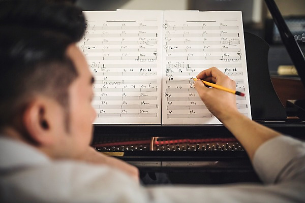 포토 JPG 손 남자 악기 음악 실내 한명 앉기 상반신 20대 성인 뒷모습 아웃포커스 연필 한국인 잡기 건반 악보 그랜드피아노 작곡 작곡가 국내포토 1 뷰포인트 모션 문화예술 학용품 촬영기법 사람 동양인 청년 내부 신체부위 필기구 음악가 피아노 파일형식