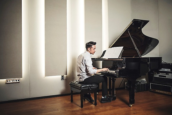 포토 JPG 전신 남자 악기 음악 연주 실내 한명 앉기 20대 성인 옆모습 한국인 건반 악보 그랜드피아노 작곡 작곡가 청년남자한명만 성인남자한명만 국내포토 1 뷰포인트 모션 문화예술 사람 동양인 청년 내부 음악가 피아노 남자한명만 성인남자만 청년남자만 파일형식