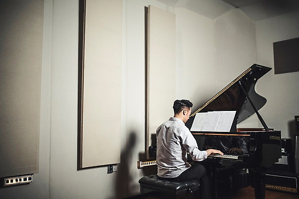 포토 JPG 남자 악기 음악 연주 실내 한명 앉기 상반신 20대 성인 뒷모습 한국인 건반 악보 그랜드피아노 작곡 작곡가 청년남자한명만 성인남자한명만 국내포토 1 뷰포인트 모션 문화예술 사람 동양인 청년 내부 음악가 피아노 남자한명만 성인남자만 청년남자만 파일형식