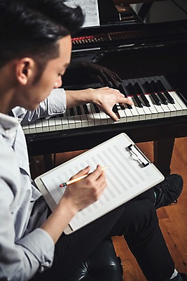 포토 JPG 전신 남자 악기 음악 실내 한명 앉기 20대 성인 옆모습 연필 한국인 다리꼬기 기록 잡기 건반 악보 그랜드피아노 작곡 서류판 작곡가 국내포토 1 뷰포인트 모션 문화예술 학용품 사람 동양인 청년 내부 필기구 사무용품 음악가 피아노 파일형식