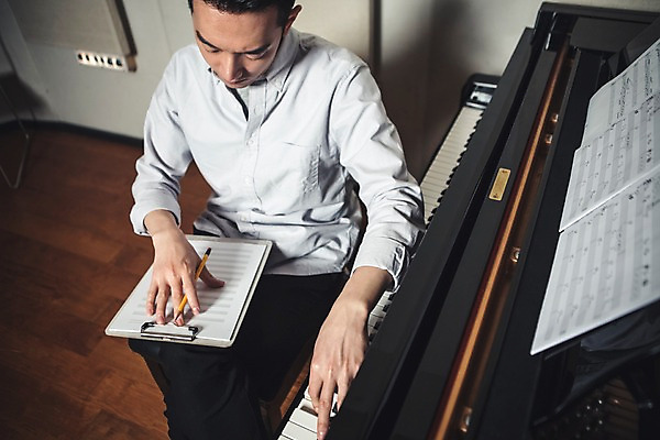 포토 JPG 남자 악기 음악 실내 한명 앉기 상반신 20대 성인 앞모습 하이앵글 연필 한국인 다리꼬기 잡기 건반 악보 그랜드피아노 작곡 서류판 작곡가 청년남자한명만 성인남자한명만 국내포토 1 뷰포인트 모션 문화예술 학용품 사람 동양인 청년 내부 필기구 사무용품 음악가 피아노 남자한명만 성인남자만 청년남자만 파일형식