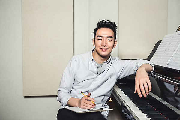 포토 JPG 남자 악기 음악 실내 한명 미소 앉기 상반신 20대 성인 앞모습 연필 한국인 잡기 건반 악보 그랜드피아노 작곡 서류판 작곡가 청년남자한명만 성인남자한명만 국내포토 1 뷰포인트 모션 문화예술 학용품 표정 사람 동양인 청년 내부 필기구 사무용품 음악가 피아노 남자한명만 성인남자만 청년남자만 파일형식