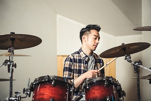 포토 JPG 남자 음악 연주 실내 한명 앉기 상반신 20대 성인 앞모습 음악가 한국인 잡기 드럼 녹음실 드럼스틱 청년남자한명만 성인남자한명만 국내포토 직업 1 뷰포인트 모션 문화예술 타악기 사람 동양인 청년 내부 남자한명만 성인남자만 청년남자만 파일형식 녹음_기록