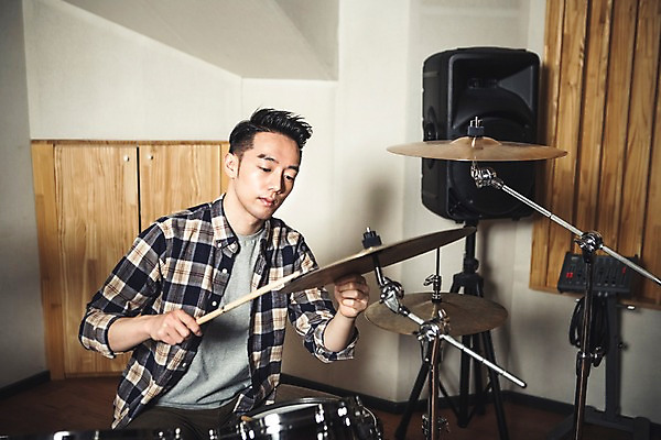 포토 JPG 남자 음악 연주 실내 한명 앉기 상반신 20대 성인 앞모습 음악가 한국인 잡기 드럼 녹음실 드럼스틱 청년남자한명만 성인남자한명만 국내포토 직업 1 뷰포인트 모션 문화예술 타악기 사람 동양인 청년 내부 남자한명만 성인남자만 청년남자만 파일형식 녹음_기록