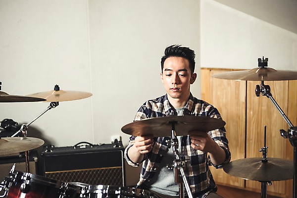 포토 JPG 남자 음악 연주 실내 한명 앉기 상반신 20대 성인 앞모습 음악가 한국인 잡기 드럼 녹음실 청년남자한명만 성인남자한명만 국내포토 직업 1 뷰포인트 모션 문화예술 타악기 사람 동양인 청년 내부 남자한명만 성인남자만 청년남자만 파일형식 녹음_기록