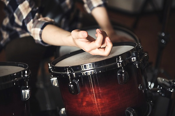 포토 JPG 손 남자 음악 실내 한명 20대 성인 신체부위 음악가 한국인 북 확인 드럼 녹음실 국내포토 직업 1 문화예술 타악기 사람 동양인 청년 내부 파일형식 녹음_기록