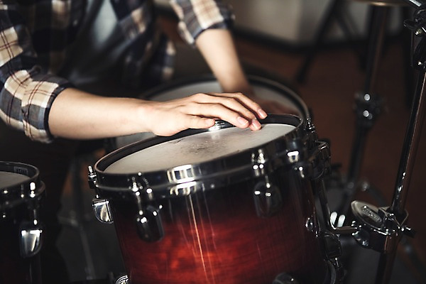 포토 JPG 손 남자 음악 실내 한명 20대 성인 신체부위 음악가 한국인 북 확인 드럼 녹음실 국내포토 직업 1 문화예술 타악기 사람 동양인 청년 내부 파일형식 녹음_기록