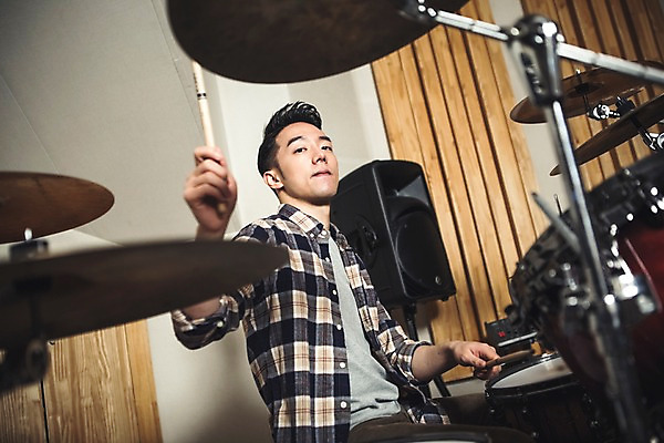 포토 JPG 남자 음악 연주 실내 한명 앉기 상반신 20대 성인 옆모습 음악가 한국인 잡기 드럼 녹음실 드럼스틱 청년남자한명만 성인남자한명만 국내포토 직업 1 뷰포인트 모션 문화예술 타악기 사람 동양인 청년 내부 남자한명만 성인남자만 청년남자만 파일형식 녹음_기록