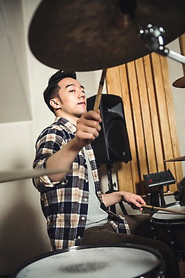 포토 JPG 남자 음악 연주 실내 한명 앉기 상반신 20대 성인 옆모습 음악가 한국인 잡기 드럼 녹음실 드럼스틱 청년남자한명만 성인남자한명만 국내포토 직업 1 뷰포인트 모션 문화예술 타악기 사람 동양인 청년 내부 남자한명만 성인남자만 청년남자만 파일형식 녹음_기록