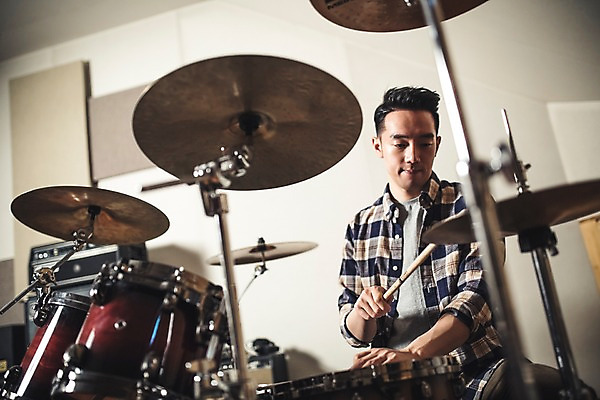 포토 JPG 남자 음악 연주 실내 한명 앉기 상반신 20대 성인 앞모습 음악가 한국인 잡기 드럼 녹음실 드럼스틱 청년남자한명만 성인남자한명만 국내포토 직업 1 뷰포인트 모션 문화예술 타악기 사람 동양인 청년 내부 남자한명만 성인남자만 청년남자만 파일형식 녹음_기록
