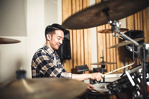 포토 JPG 남자 음악 연주 실내 한명 미소 앉기 상반신 20대 성인 옆모습 음악가 한국인 잡기 드럼 녹음실 드럼스틱 청년남자한명만 성인남자한명만 국내포토 직업 1 뷰포인트 모션 문화예술 타악기 표정 사람 동양인 청년 내부 남자한명만 성인남자만 청년남자만 파일형식 녹음_기록