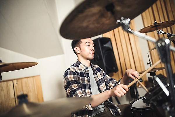 포토 JPG 남자 음악 연주 실내 한명 앉기 상반신 20대 성인 옆모습 음악가 한국인 잡기 드럼 녹음실 드럼스틱 청년남자한명만 성인남자한명만 국내포토 직업 1 뷰포인트 모션 문화예술 타악기 사람 동양인 청년 내부 남자한명만 성인남자만 청년남자만 파일형식 녹음_기록