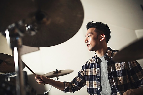 포토 JPG 남자 음악 연주 실내 한명 앉기 상반신 20대 성인 앞모습 음악가 한국인 잡기 드럼 녹음실 드럼스틱 청년남자한명만 성인남자한명만 국내포토 직업 1 뷰포인트 모션 문화예술 타악기 사람 동양인 청년 내부 남자한명만 성인남자만 청년남자만 파일형식 녹음_기록