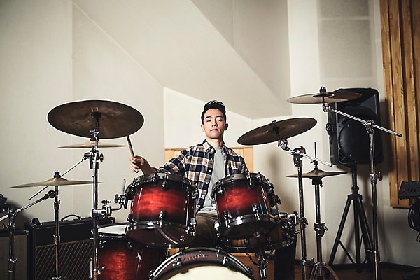 포토 JPG 남자 음악 연주 실내 한명 앉기 상반신 20대 성인 앞모습 음악가 한국인 잡기 드럼 녹음실 드럼스틱 청년남자한명만 성인남자한명만 국내포토 직업 1 뷰포인트 모션 문화예술 타악기 사람 동양인 청년 내부 남자한명만 성인남자만 청년남자만 파일형식 녹음_기록