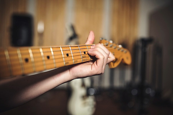 포토 JPG 손 남자 음악 연주 한손 실내 한명 20대 성인 아웃포커스 신체부위 음악가 한국인 잡기 일렉기타 녹음실 국내포토 직업 1 모션 문화예술 촬영기법 사람 동양인 청년 내부 기타 파일형식 녹음_기록