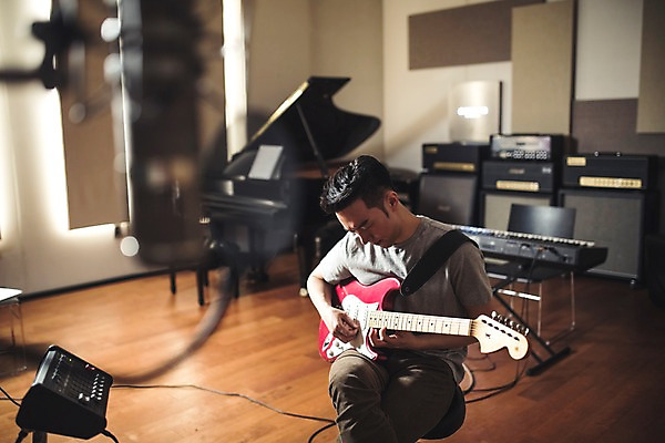 포토 JPG 남자 음악 연주 실내 한명 앉기 상반신 20대 성인 앞모습 음악가 한국인 일렉기타 녹음실 청년남자한명만 성인남자한명만 국내포토 직업 1 뷰포인트 모션 문화예술 사람 동양인 청년 내부 기타 남자한명만 성인남자만 청년남자만 파일형식 녹음_기록