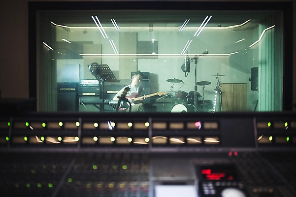 포토 JPG 남자 음악 연주 실내 한명 앉기 상반신 20대 성인 앞모습 음악가 한국인 일렉기타 녹음실 청년남자한명만 성인남자한명만 국내포토 직업 1 뷰포인트 모션 문화예술 사람 동양인 청년 내부 기타 남자한명만 성인남자만 청년남자만 파일형식 녹음_기록