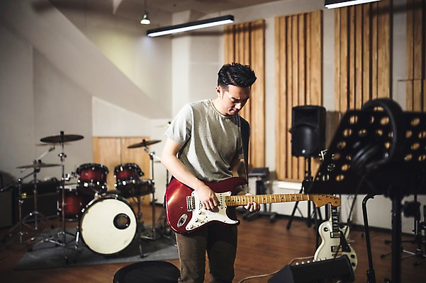 포토 JPG 남자 음악 연주 실내 한명 서기 상반신 20대 성인 앞모습 음악가 한국인 일렉기타 녹음실 청년남자한명만 성인남자한명만 국내포토 직업 1 뷰포인트 모션 문화예술 사람 동양인 청년 내부 기타 남자한명만 성인남자만 청년남자만 파일형식 녹음_기록