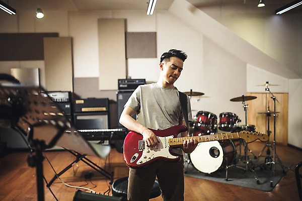 포토 JPG 남자 음악 연주 실내 한명 서기 상반신 20대 성인 앞모습 음악가 한국인 찡그림 일렉기타 녹음실 청년남자한명만 성인남자한명만 국내포토 직업 1 뷰포인트 모션 문화예술 표정 사람 동양인 청년 내부 기타 남자한명만 성인남자만 청년남자만 파일형식 녹음_기록