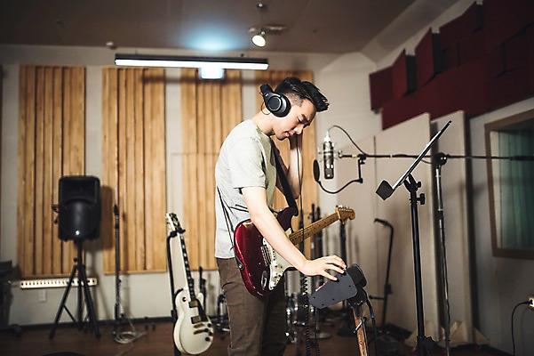 포토 JPG 남자 음악 실내 한명 서기 상반신 20대 성인 옆모습 헤드폰 음악가 한국인 일렉기타 녹음실 청년남자한명만 성인남자한명만 국내포토 직업 1 뷰포인트 음향기기 모션 문화예술 사람 동양인 청년 내부 기타 남자한명만 성인남자만 청년남자만 파일형식 녹음_기록