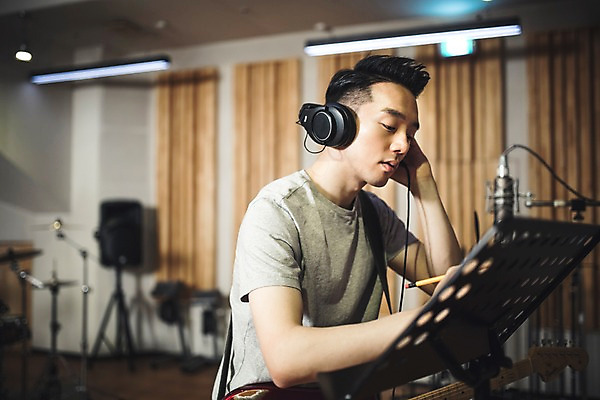 포토 JPG 남자 음악 실내 한명 서기 상반신 20대 성인 옆모습 연필 헤드폰 음악가 한국인 기록 잡기 일렉기타 녹음실 청년남자한명만 성인남자한명만 국내포토 직업 1 뷰포인트 음향기기 모션 문화예술 학용품 사람 동양인 청년 내부 필기구 기타 남자한명만 성인남자만 청년남자만 파일형식 녹음_기록