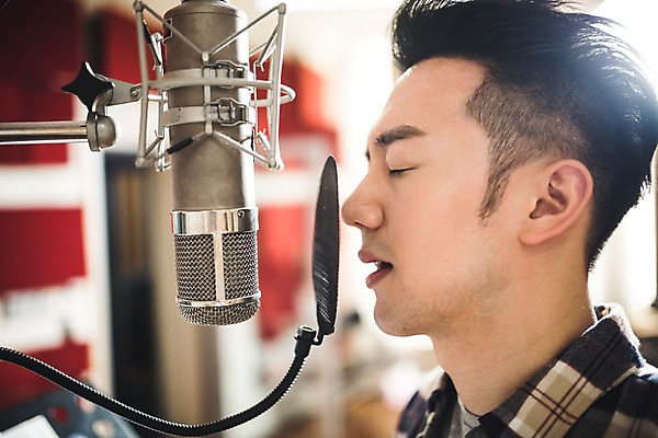 포토 JPG 남자 음악 노래 실내 한명 상반신 20대 성인 옆모습 눈감음 음악가 한국인 녹음 마이크 부름 녹음실 청년남자한명만 성인남자한명만 국내포토 직업 1 뷰포인트 음향기기 모션 문화예술 사람 동양인 청년 내부 기록 남자한명만 성인남자만 청년남자만 파일형식 녹음_기록