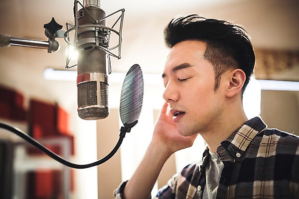 포토 JPG 남자 음악 노래 실내 한명 상반신 20대 성인 옆모습 눈감음 음악가 한국인 녹음 마이크 부름 녹음실 청년남자한명만 성인남자한명만 국내포토 직업 1 뷰포인트 음향기기 모션 문화예술 사람 동양인 청년 내부 기록 남자한명만 성인남자만 청년남자만 파일형식 녹음_기록