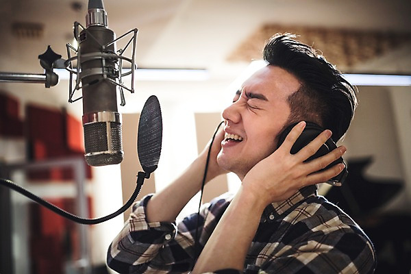 포토 JPG 남자 음악 노래 실내 한명 상반신 20대 성인 옆모습 눈감음 헤드폰 음악가 한국인 녹음 찡그림 마이크 부름 녹음실 청년남자한명만 성인남자한명만 국내포토 직업 1 뷰포인트 음향기기 모션 문화예술 표정 사람 동양인 청년 내부 기록 남자한명만 성인남자만 청년남자만 파일형식 녹음_기록