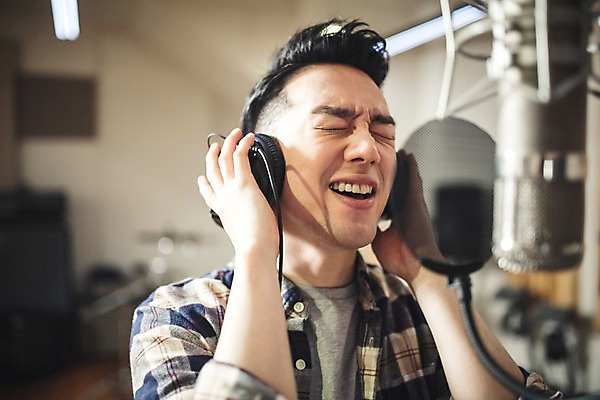 포토 JPG 남자 음악 노래 실내 한명 상반신 20대 성인 앞모습 눈감음 헤드폰 음악가 한국인 녹음 찡그림 마이크 부름 녹음실 청년남자한명만 성인남자한명만 국내포토 직업 1 뷰포인트 음향기기 모션 문화예술 표정 사람 동양인 청년 내부 기록 남자한명만 성인남자만 청년남자만 파일형식 녹음_기록