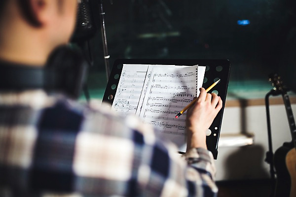 포토 JPG 남자 종이 음악 실내 한명 상반신 20대 성인 뒷모습 연필 음악가 한국인 잡기 보면대 악보 녹음실 국내포토 직업 1 뷰포인트 모션 문화예술 학용품 사람 동양인 청년 내부 필기구 파일형식 녹음_기록