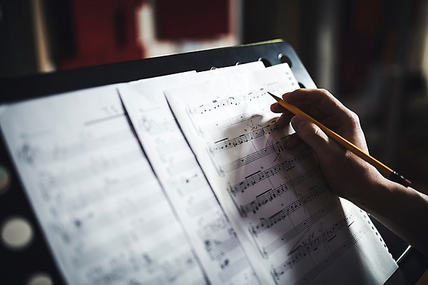 포토 JPG 손 남자 종이 음악 한손 실내 한명 20대 성인 아웃포커스 신체부위 연필 음악가 한국인 잡기 보면대 악보 녹음실 국내포토 직업 1 모션 문화예술 학용품 촬영기법 사람 동양인 청년 내부 필기구 파일형식 녹음_기록