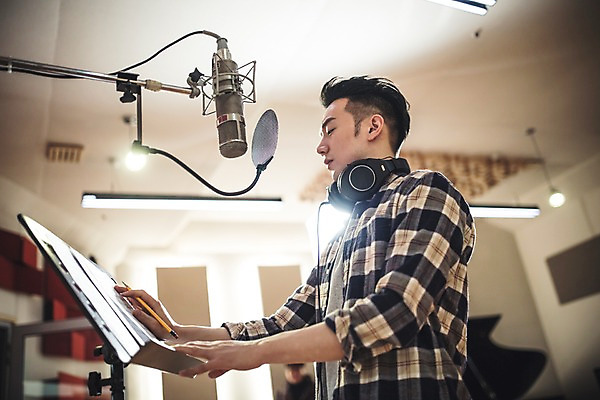 포토 JPG 남자 음악 노래 실내 한명 상반신 20대 성인 옆모습 연필 헤드폰 음악가 한국인 녹음 잡기 보면대 악보 마이크 녹음실 청년남자한명만 성인남자한명만 국내포토 직업 1 뷰포인트 음향기기 모션 문화예술 학용품 사람 동양인 청년 내부 필기구 기록 남자한명만 성인남자만 청년남자만 파일형식 녹음_기록