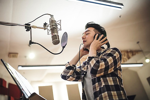 포토 JPG 남자 음악 노래 실내 한명 상반신 20대 성인 옆모습 헤드폰 음악가 한국인 녹음 보면대 악보 마이크 녹음실 청년남자한명만 성인남자한명만 국내포토 직업 1 뷰포인트 음향기기 문화예술 사람 동양인 청년 내부 기록 남자한명만 성인남자만 청년남자만 파일형식 녹음_기록