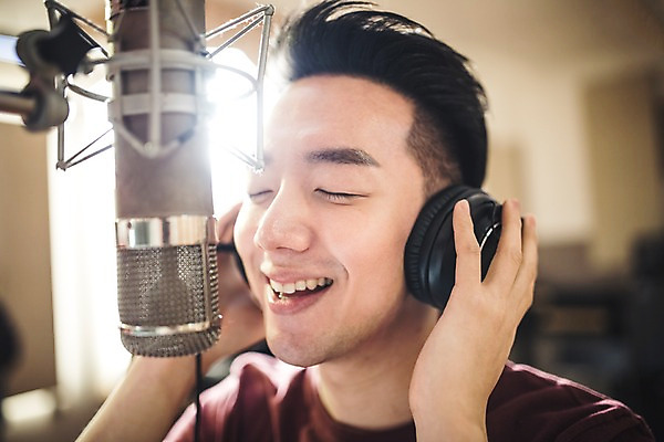 포토 JPG 남자 음악 노래 실내 한명 미소 상반신 20대 성인 눈감음 헤드폰 음악가 한국인 녹음 마이크 녹음실 청년남자한명만 성인남자한명만 국내포토 직업 1 음향기기 모션 문화예술 표정 사람 동양인 청년 내부 기록 남자한명만 성인남자만 청년남자만 파일형식 녹음_기록