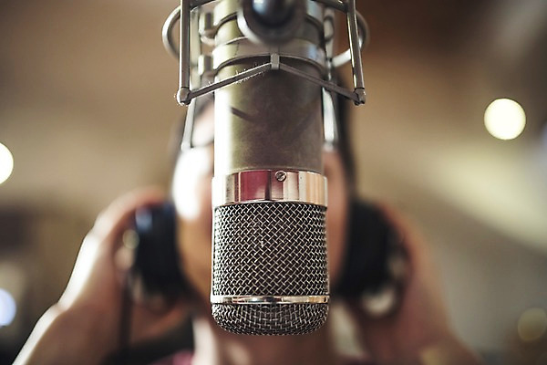 포토 JPG 남자 음악 노래 실내 한명 상반신 20대 성인 앞모습 아웃포커스 음악가 한국인 녹음 마이크 녹음실 국내포토 직업 1 뷰포인트 음향기기 문화예술 촬영기법 사람 동양인 청년 내부 기록 파일형식 녹음_기록