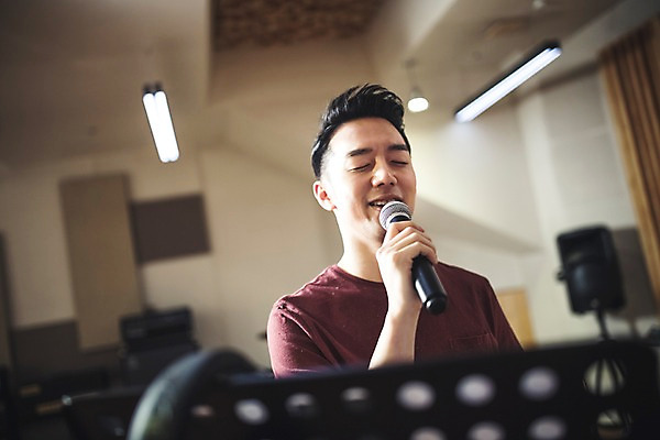 포토 JPG 남자 음악 노래 실내 한명 들기 상반신 20대 성인 앞모습 눈감음 음악가 한국인 마이크 녹음실 청년남자한명만 성인남자한명만 국내포토 직업 1 뷰포인트 음향기기 모션 문화예술 사람 동양인 청년 내부 남자한명만 성인남자만 청년남자만 파일형식 녹음_기록