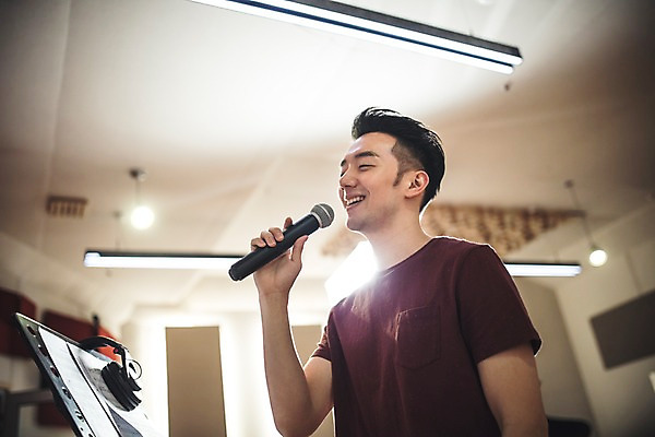 포토 JPG 남자 음악 노래 실내 한명 미소 들기 상반신 20대 성인 옆모습 음악가 한국인 마이크 녹음실 청년남자한명만 성인남자한명만 국내포토 직업 1 뷰포인트 음향기기 모션 문화예술 표정 사람 동양인 청년 내부 남자한명만 성인남자만 청년남자만 파일형식 녹음_기록