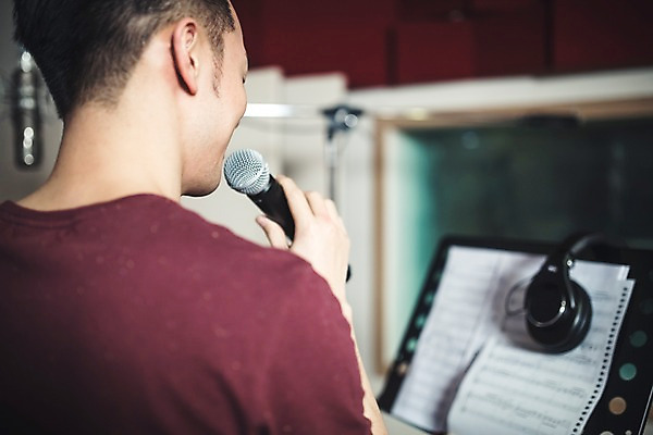 포토 JPG 남자 음악 노래 실내 한명 들기 상반신 20대 성인 뒷모습 음악가 한국인 마이크 녹음실 국내포토 직업 1 뷰포인트 음향기기 모션 문화예술 사람 동양인 청년 내부 파일형식 녹음_기록