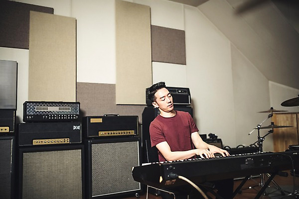 포토 JPG 남자 악기 음악 연주 실내 한명 앉기 상반신 20대 성인 음악가 한국인 건반 녹음실 전자피아노 청년남자한명만 성인남자한명만 국내포토 직업 1 모션 문화예술 사람 동양인 청년 내부 피아노 남자한명만 성인남자만 청년남자만 파일형식 녹음_기록