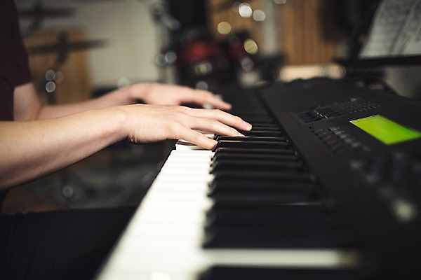 포토 JPG 손 남자 악기 음악 연주 실내 한명 20대 성인 아웃포커스 신체부위 음악가 한국인 양손 건반 녹음실 전자피아노 국내포토 직업 1 문화예술 촬영기법 사람 동양인 청년 내부 피아노 파일형식 녹음_기록