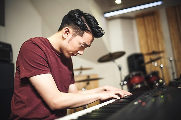 포토 JPG 남자 악기 음악 연주 실내 한명 앉기 상반신 20대 성인 옆모습 음악가 한국인 건반 녹음실 전자피아노 청년남자한명만 성인남자한명만 국내포토 직업 1 뷰포인트 모션 문화예술 사람 동양인 청년 내부 피아노 남자한명만 성인남자만 청년남자만 파일형식 녹음_기록