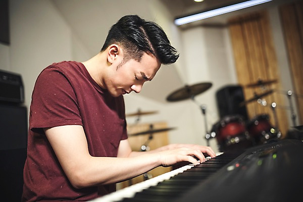 포토 JPG 남자 악기 음악 연주 실내 한명 앉기 상반신 20대 성인 옆모습 눈감음 음악가 한국인 건반 녹음실 전자피아노 청년남자한명만 성인남자한명만 국내포토 직업 1 뷰포인트 모션 문화예술 사람 동양인 청년 내부 피아노 남자한명만 성인남자만 청년남자만 파일형식 녹음_기록