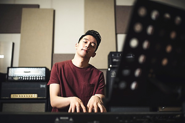 포토 JPG 남자 악기 음악 연주 실내 한명 앉기 상반신 20대 성인 앞모습 음악가 한국인 건반 보면대 녹음실 전자피아노 청년남자한명만 성인남자한명만 국내포토 직업 1 뷰포인트 모션 문화예술 사람 동양인 청년 내부 피아노 남자한명만 성인남자만 청년남자만 파일형식 녹음_기록