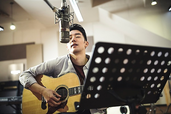 포토 JPG 남자 음악 연주 노래 실내 한명 앉기 상반신 20대 성인 앞모습 눈감음 음악가 한국인 보면대 통기타 마이크 녹음실 청년남자한명만 성인남자한명만 국내포토 직업 1 뷰포인트 음향기기 모션 문화예술 사람 동양인 청년 내부 기타 남자한명만 성인남자만 청년남자만 파일형식 녹음_기록