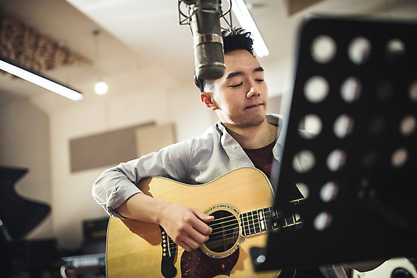 포토 JPG 남자 음악 연주 실내 한명 앉기 상반신 20대 성인 앞모습 음악가 한국인 보면대 통기타 마이크 녹음실 청년남자한명만 성인남자한명만 국내포토 직업 1 뷰포인트 음향기기 모션 문화예술 사람 동양인 청년 내부 기타 남자한명만 성인남자만 청년남자만 파일형식 녹음_기록