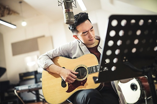 포토 JPG 남자 음악 연주 실내 한명 앉기 상반신 20대 성인 앞모습 눈감음 음악가 한국인 보면대 통기타 마이크 녹음실 청년남자한명만 성인남자한명만 국내포토 직업 1 뷰포인트 음향기기 모션 문화예술 사람 동양인 청년 내부 기타 남자한명만 성인남자만 청년남자만 파일형식 녹음_기록